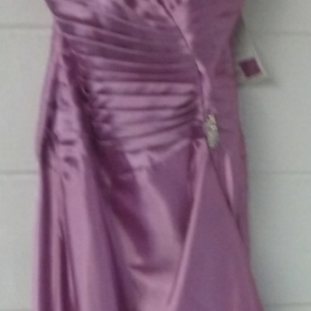 Dresses - Picture 4 of 4